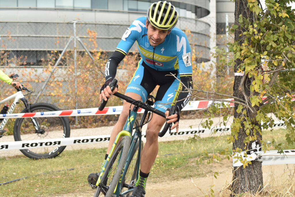 Aitor Hernández de ISB Sport podium en Torrelavega
